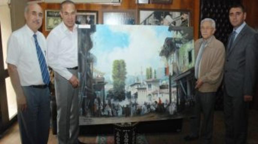 Ressam &Ouml;zkurt, Başkan S&ouml;zl&uuml;'ye Bah&ccedil;esaray Tablosu Hediye Etti