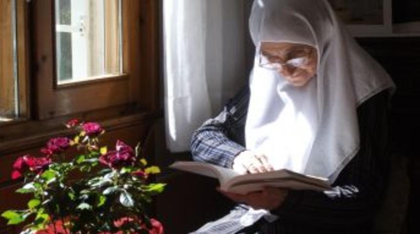 Dr. H&uuml;meyra &Ouml;kten: Camiler ayakkabı deposu da yapıldı samanlık da