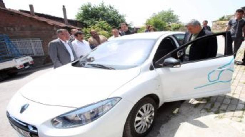 Karaosmanoğlu, &Ccedil;evre Dostu Elektrikli Aracı Test Etti