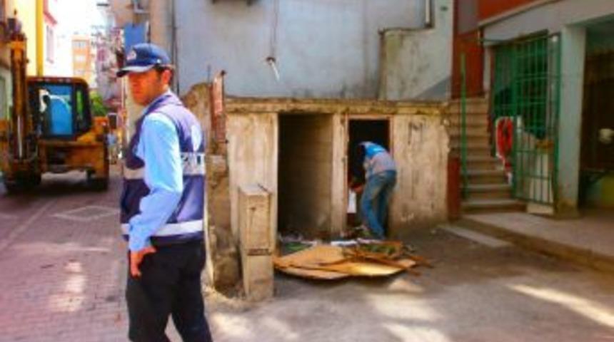 İzmit'teki Metruk Yapılar Yıkılıyor