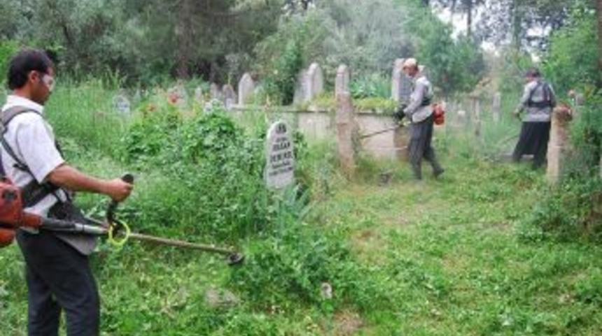 Kozan'da Mezarlıkta Bahar Temizliği