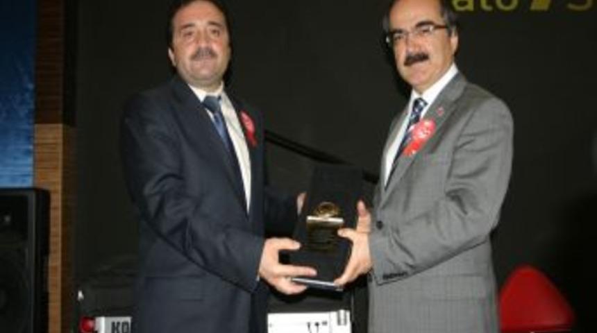 Van ve Somali'ye yardım eden hayırseverlere teşekk&uuml;r plaketi