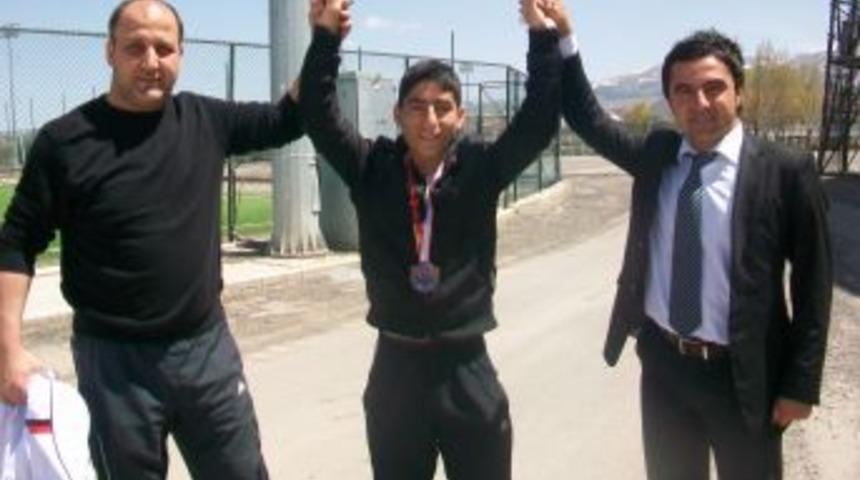 Halterde B&uuml;y&uuml;klere Kafa Tutu Bronzu Kaptı