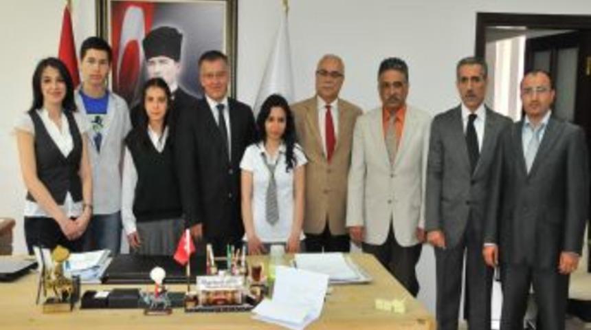 Resim Yarışmasında Dereceye Giren &Ouml;ğrenciler &Ouml;d&uuml;llendirdi