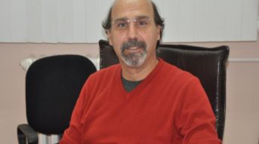 Tiyatroya G&ouml;n&uuml;l Veren Akademisyen: Sacit Hadi Akdede