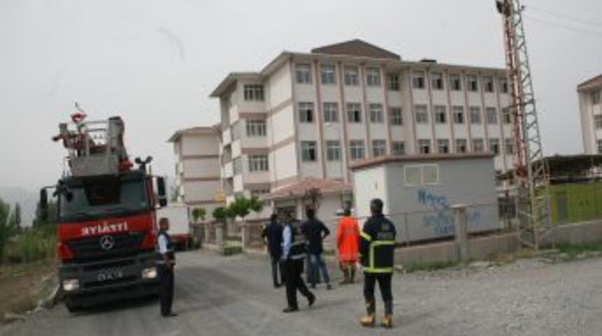 Iğdır'da Okul Bah&ccedil;esindeki Trafo Yandı