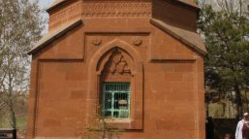 Ahlat'ta Abdurrahman Gazi T&uuml;rbesine Ziyaret&ccedil;i Akını