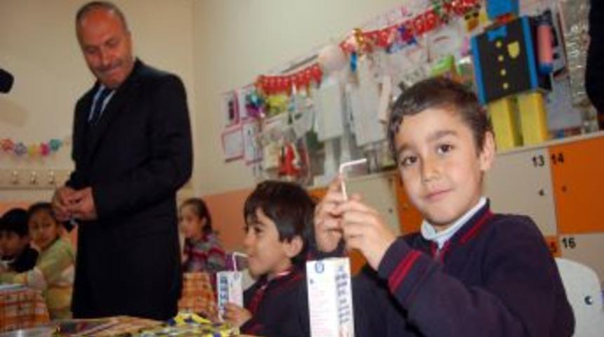 Bitlis'te &Ouml;ğrencilere S&uuml;t Dağıtımı S&uuml;r&uuml;yor