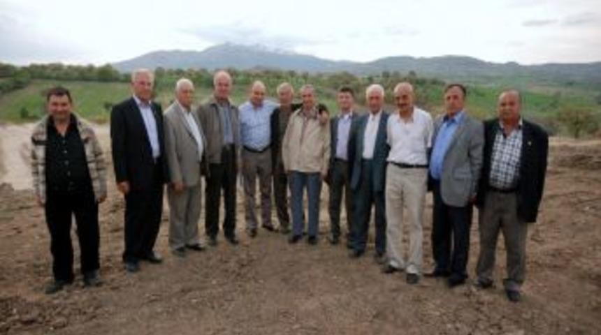 Gediz Belediye Başkanı Saraoğlu, Mahalle Muhtarlarını İl&ccedil;ede Yapımı Devam Eden İnşaat Ve Projeleri Gezdirdi