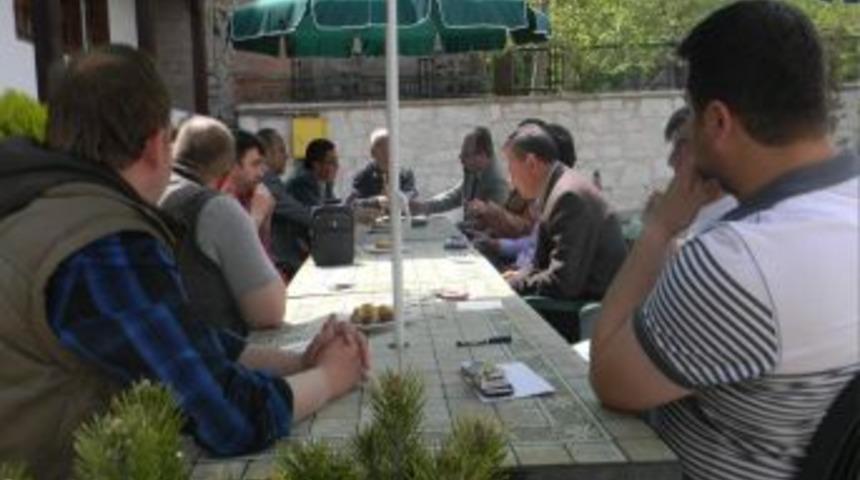 K&uuml;tahya Gazeteciler Cemiyeti'nin Y&ouml;netim Kurulu Toplantısı, Akis Gazetesi'nde Yapıldı