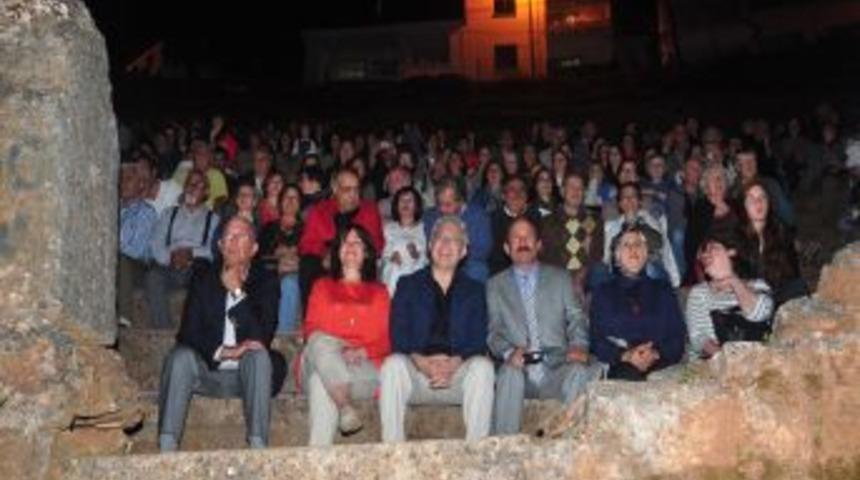 Z&uuml;lf&uuml; Livaneli Fethiyeli oldu