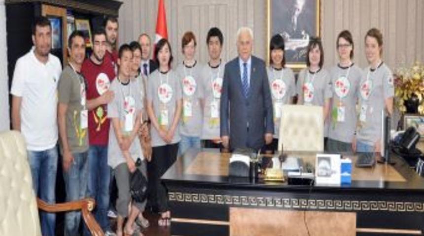 Gapgen&ccedil; Festivali'ne i&ccedil;in gelen gen&ccedil;ler Vali &Ccedil;olak'ı ziyaret etti