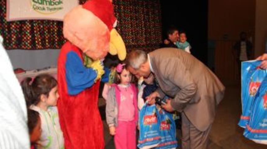 Erzurum B&uuml;y&uuml;kşehir Belediyesi, 5 Bin &Ccedil;ocuğa Tiyatro Ziyafeti &Ccedil;ekti