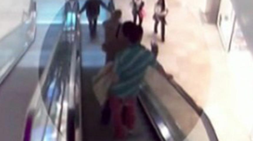 Cezayirli hırsızlar g&uuml;venlik kamerasında