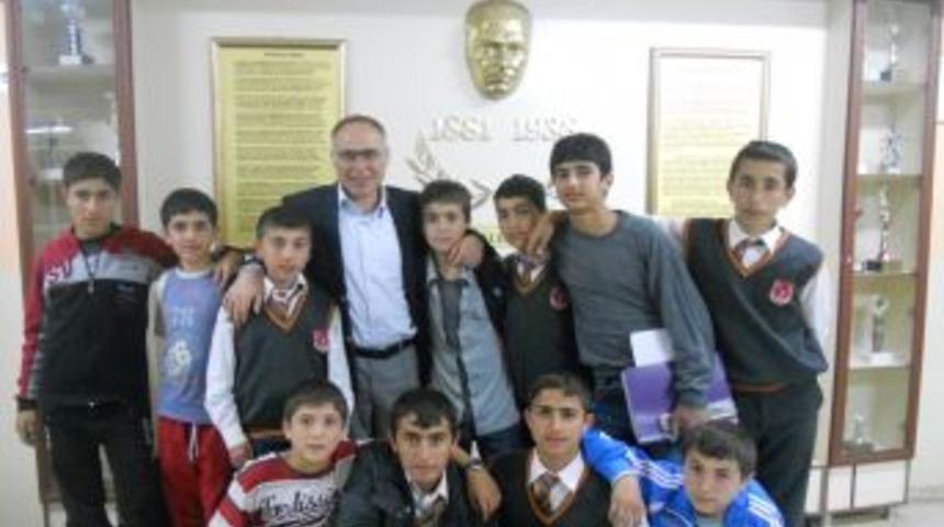 Vanlı &ouml;ğretmenlerden depremzede &ouml;ğrencilere moral ziyareti