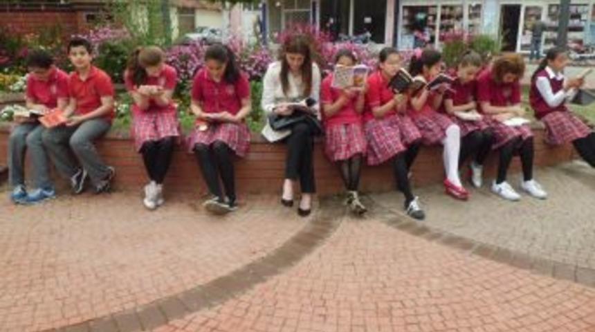 &Ouml;ğrenciler, Atat&uuml;rk Anıtı &ouml;n&uuml;nde kitap okudu