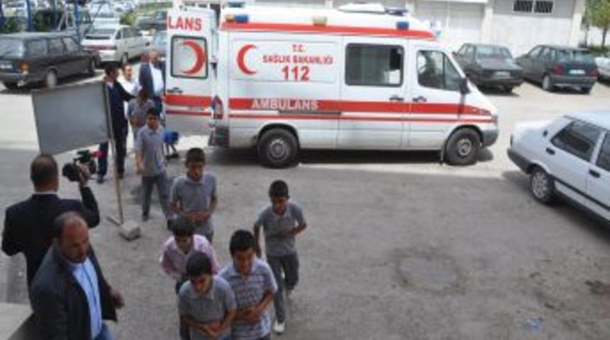 Aksaray'da okulda dağıtılan s&uuml;tlerden i&ccedil;en 100 &ouml;ğrenci hastaneye kaldırıldı