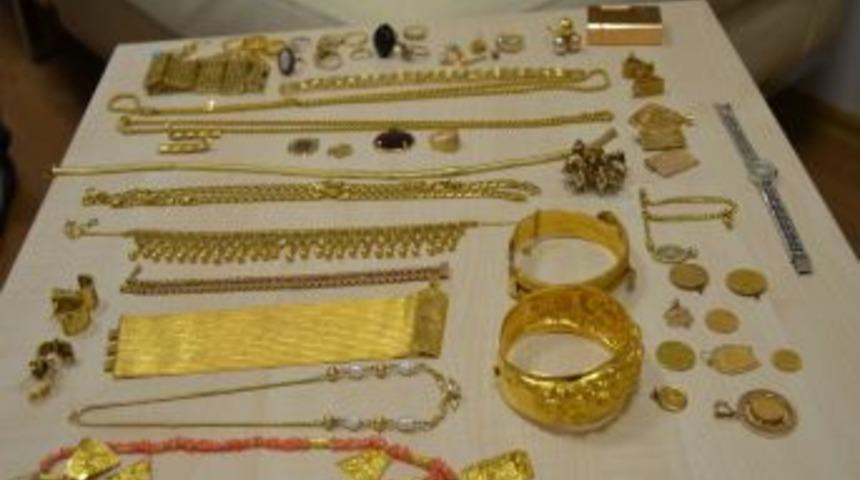 &Ccedil;alıştığı evi soyan kadın, havalimanında yakalandı