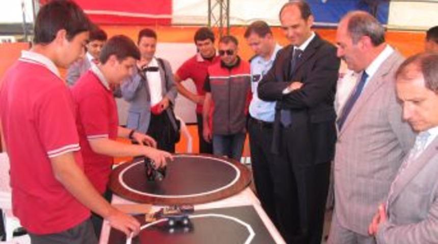 &Ouml;zel &Ouml;zcan Koleji Bilişim Sergisi a&ccedil;ıldı