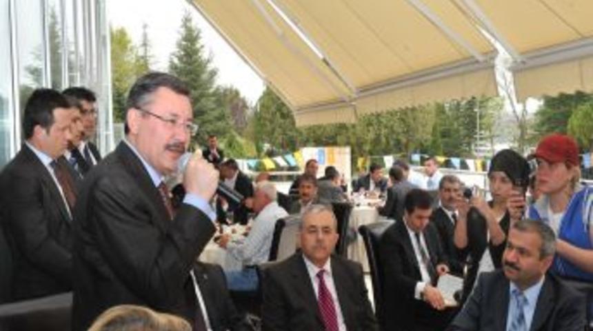 G&ouml;k&ccedil;ek'ten G&ouml;lbaşı'nda yapacağı projeleri muhtarlara anlattı