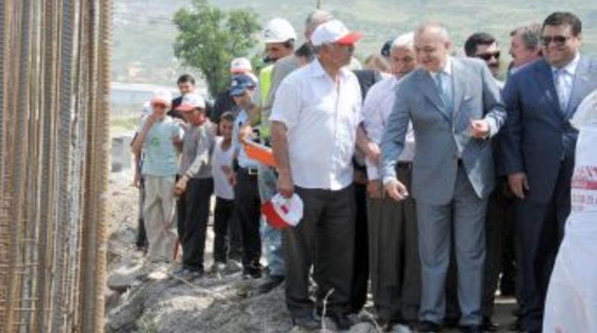 Başkan Erg&uuml;n'&uuml;, temel atma t&ouml;reninde ka&ccedil;ak yapı sahipleri protesto etti