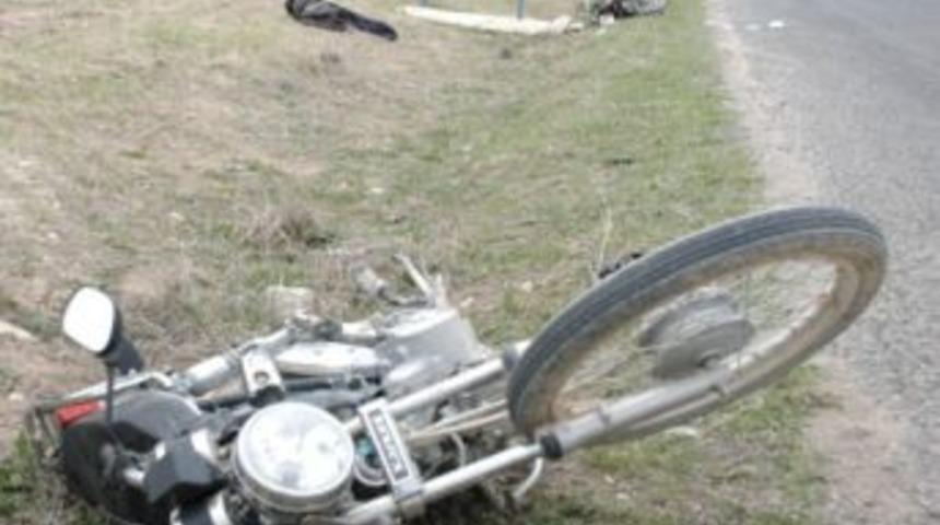 İki motosiklet &ccedil;arpıştı 1 &ouml;l&uuml;, 1 yaralı