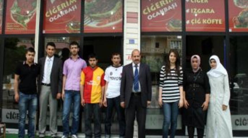 YGS&rsquo;de başarı g&ouml;steren &ouml;ğrenciler yemekle &ouml;d&uuml;llendirildi