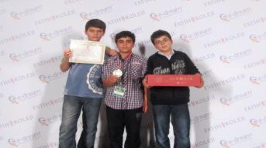 Yelkenoğlu Koleji &ouml;ğrencileri bilgisayar olimpiyatında altın madalya kazandı