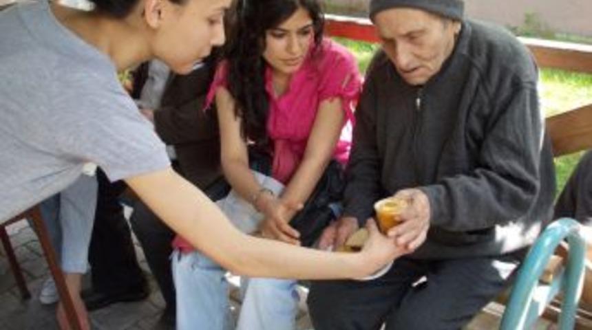 Hemşire adayları huzurevini ziyaret edip yaşlılara ikramda bulundu