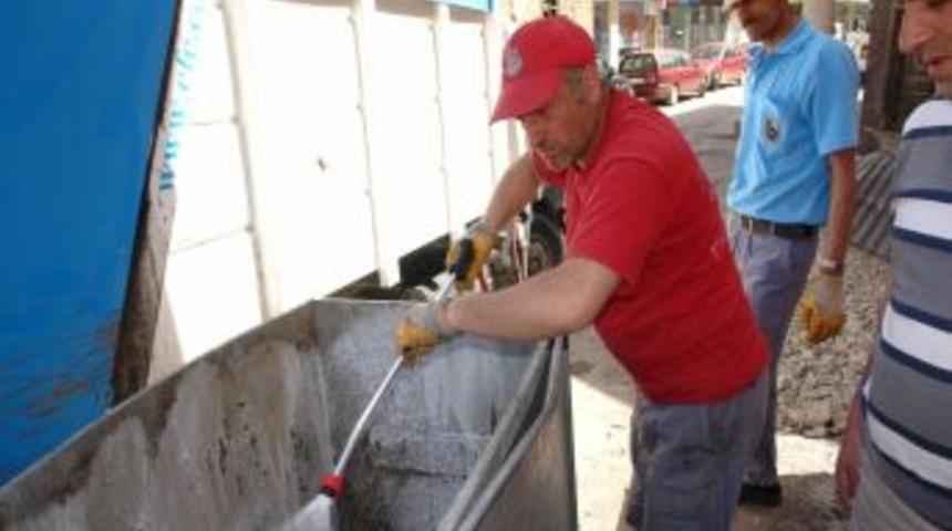 Bayburt'ta &ccedil;&ouml;p konteynerleri dezenfekte edildi