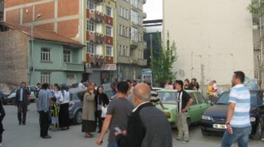 K&uuml;tahya&rsquo;da 5.1 b&uuml;y&uuml;kl&uuml;ğ&uuml;ndeki deprem, paniğe yol a&ccedil;tı