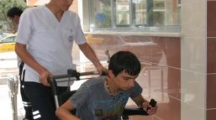 Servis minib&uuml;s&uuml; ile otomobil &ccedil;arpıştı, 12 kişi yaralandı