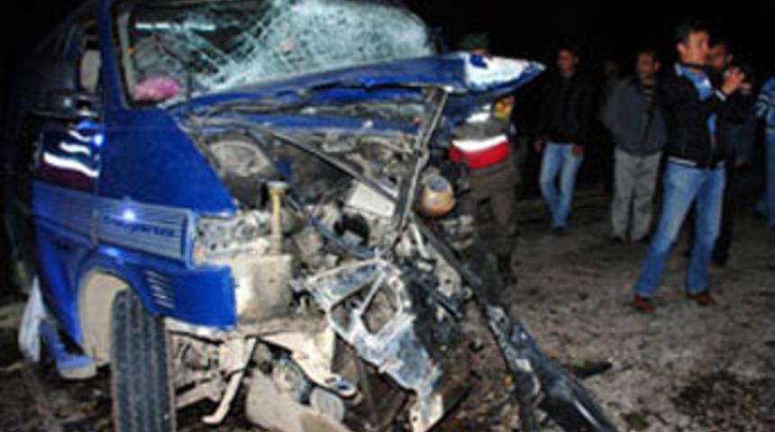 Düğün yolunda kaza; 1 ölü, 13 yaralı