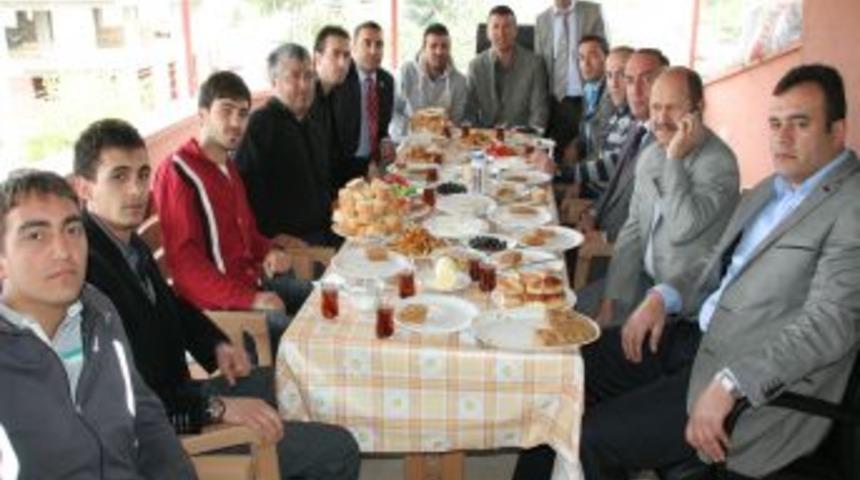 EGİAD y&ouml;netimi basın mensupları ile kahvaltıda bir araya geldi