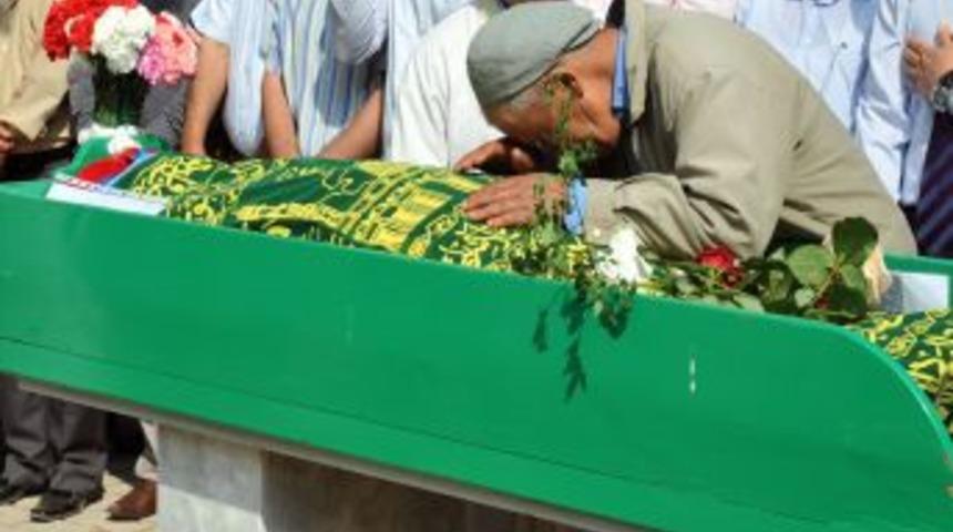 Çift kol nakli yapılan Kavdır'ın cenazesi, toprağa verildi