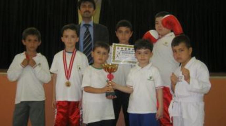 Sema Koleji Kick Boks Şampiyonası'nda 3 madalya kazandı