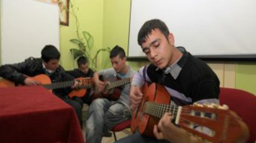 Risk altındaki &ccedil;ocuklar &ouml;rnek birey haline geliyor