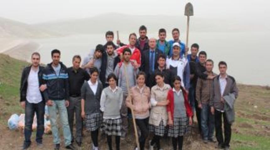 Ağrı Gen&ccedil;lik Merkezi &uuml;yeleri, Yazıcı Barajı'na 350 fidan dikti