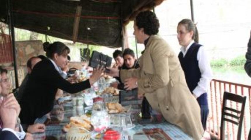 Depremzede &ouml;ğrenciler, Erzincan'ı gezdi