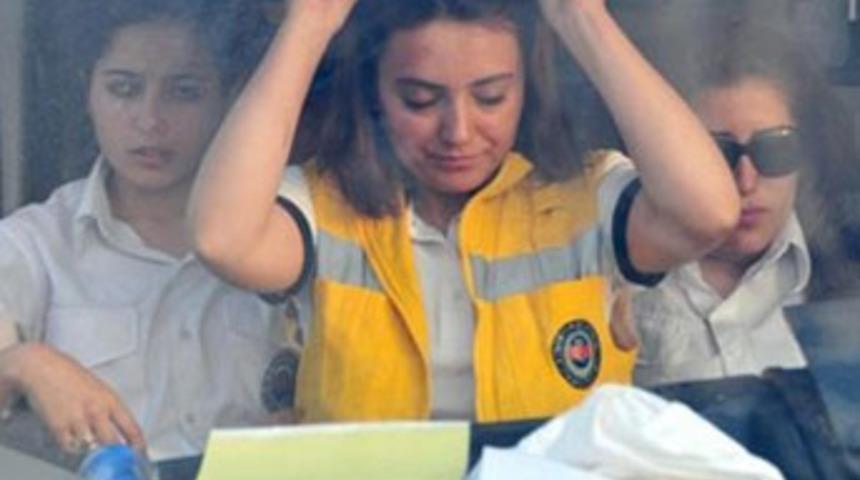 Kendisini sollayan ambulansın &ouml;n&uuml;n&uuml; kesti