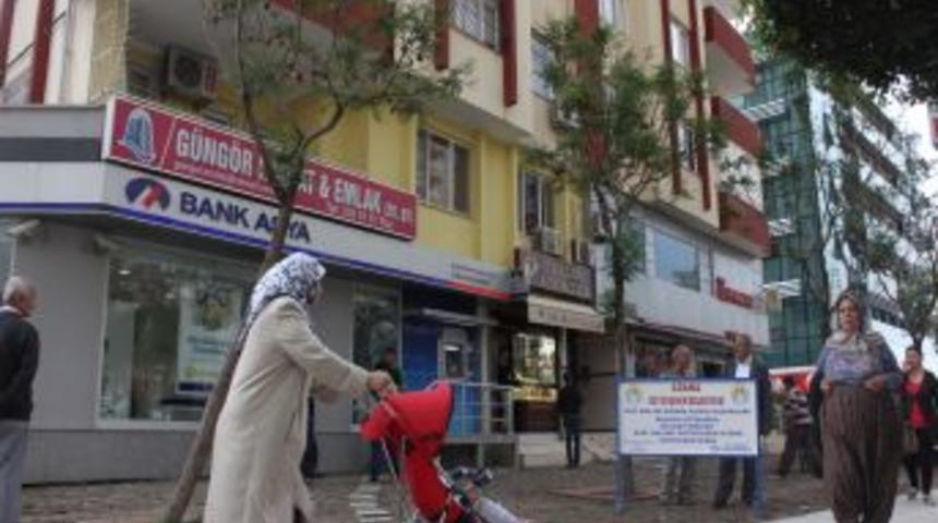 Vatandaş dava a&ccedil;ınca, belediye &ccedil;areyi kaldırımı s&ouml;kmekte buldu