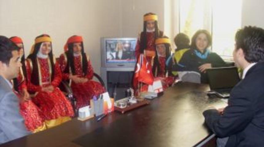 Sason Kaymakamı Y&ouml;r&uuml;k, folklorcuların sevincini paylaştı