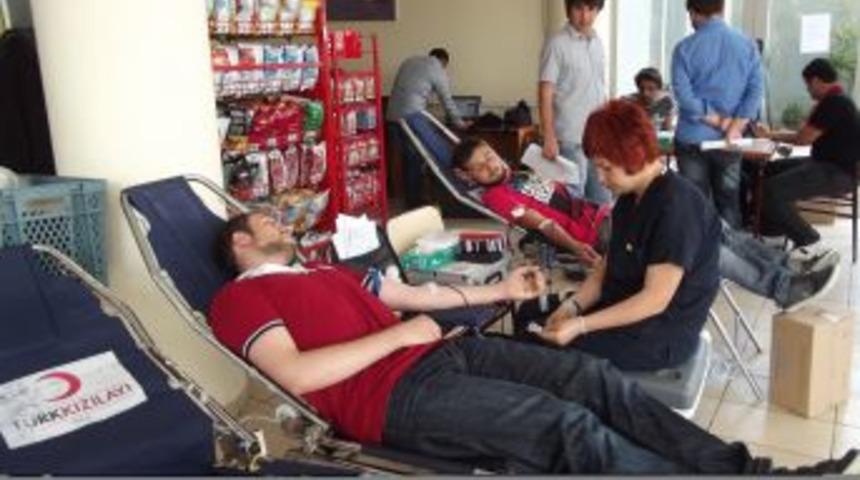 &Uuml;niversiteli &ouml;ğrencilerden Kızılay'a kan bağışı