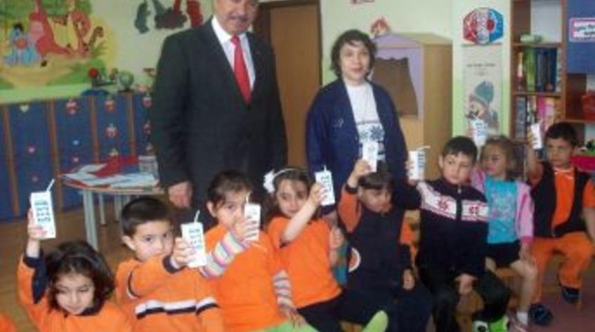 Turgut Akdevelioğlu İlk&ouml;ğretim Okulu'nda s&uuml;t i&ccedil;en &ouml;ğrenciler mutlu