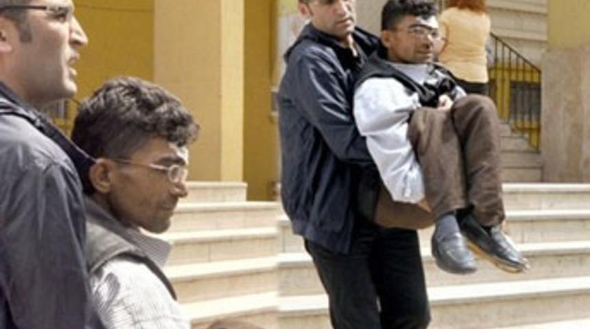 Polisler trafik canavarını b&ouml;yle taşıdı