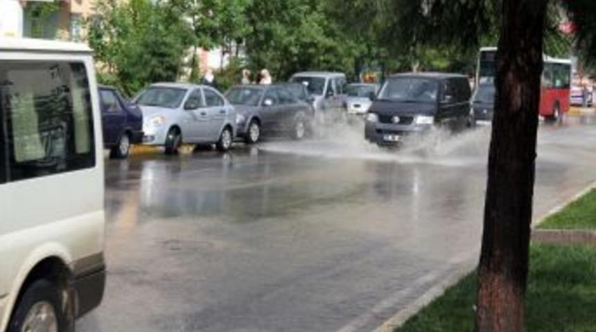 Diyarbakır yolları 1 saatlik yağmurla g&ouml;le d&ouml;nd&uuml;