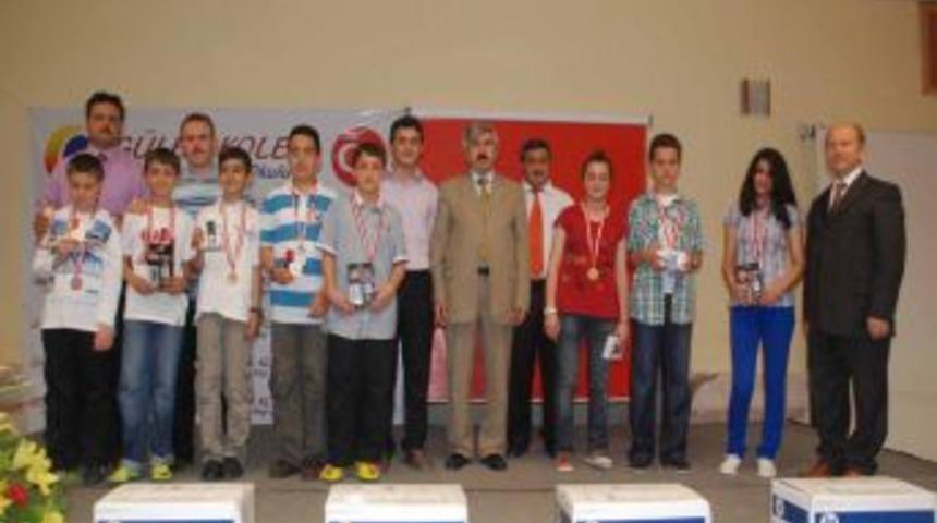 Matematik olimpiyatında dereceye girenler &ouml;d&uuml;llerini aldı
