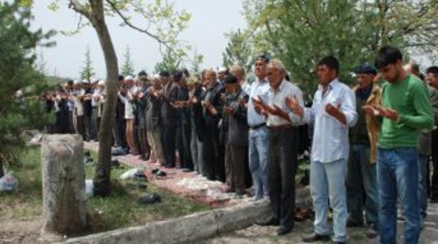 Yozgat'ın bir yanı sel suları altında, bir yanında &ccedil;if&ccedil;iler yağmur duasına &ccedil;ıktı