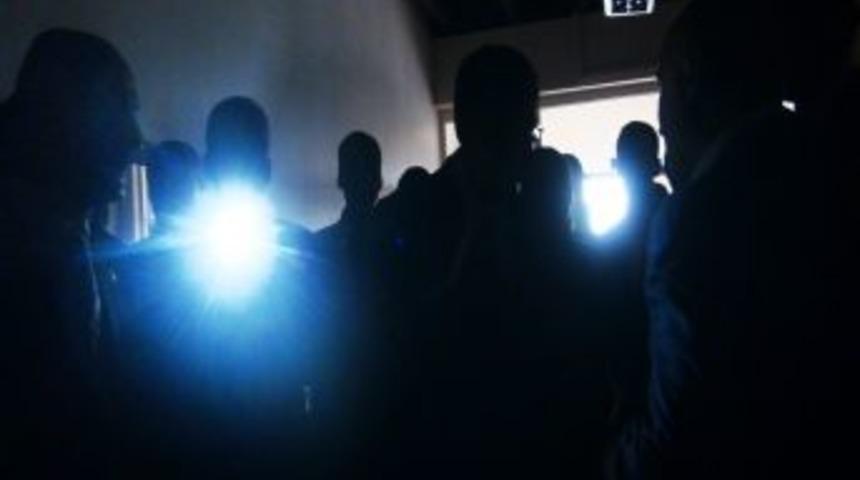 Kalkınma Bakanı el feneri yardımı ile fabrikayı gezdi