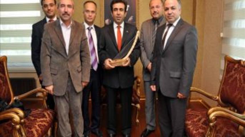 Vali G&uuml;zeloğlu'ndan Uganda'dan d&ouml;nen g&ouml;n&uuml;ll&uuml; T&uuml;rk doktorlara &ouml;vg&uuml;